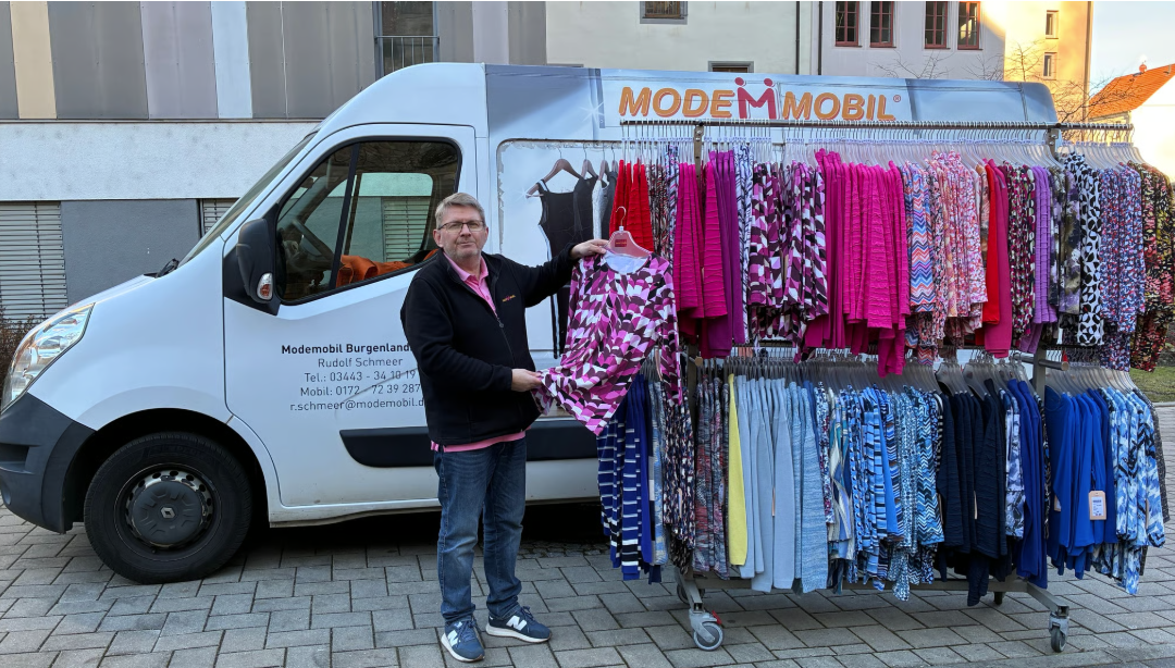 Fahrendes Modegeschäft bringt Kleidung zu Leuten, die selbst nicht mehr mobil sind